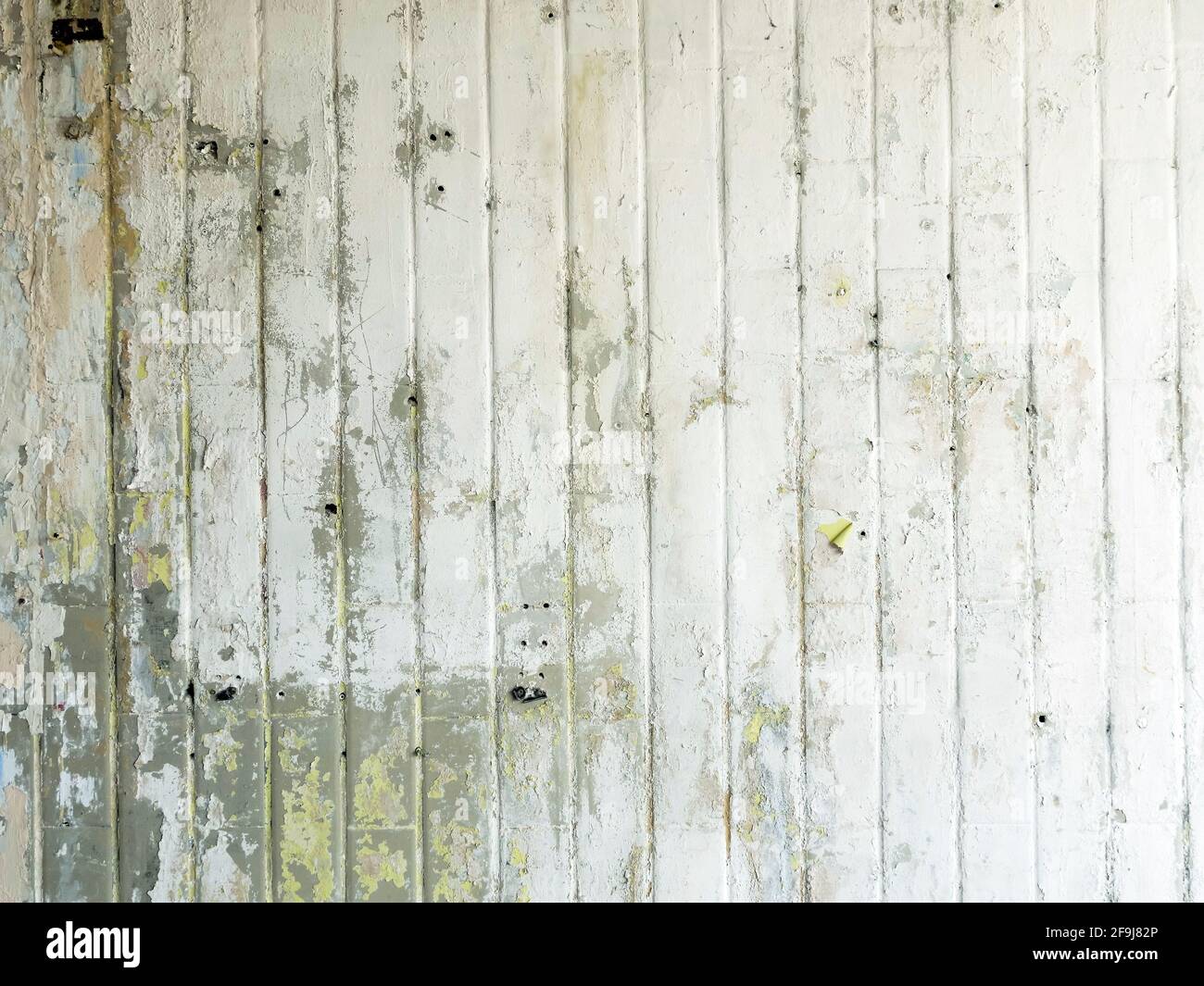Verwitterte Straßenmauer mit leerem Platz. Stockfoto