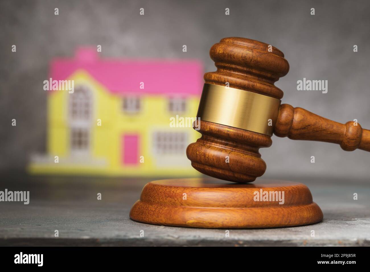Richter Gavel und Haus close-up, das Konzept des Verkaufs von Immobilien bei einer Auktion. Stockfoto