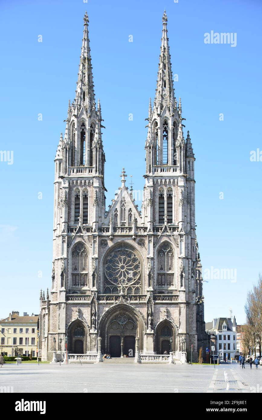 Ostend, Westflandern Belgien, 17. April 2021: Die Domkirche St. Peter und St. Paul hat zwei symmetrische Türme. Stockfoto