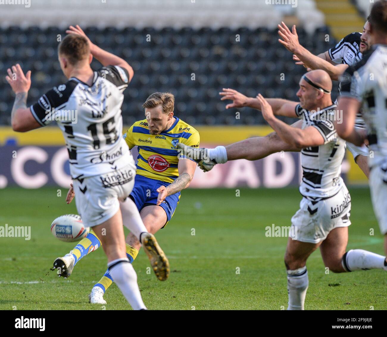 Kingston upon Hull, England - 18. April 2021 - Blake Austin (6) von Warrington Wolves scheiterte an einem Falltor, Rugby League Betfred Super League Round 3 Hull FC vs Warrington Wolves im KCOM Stadium, Kingston upon Hull, UK Dean Williams/Alamy Live News Stockfoto
