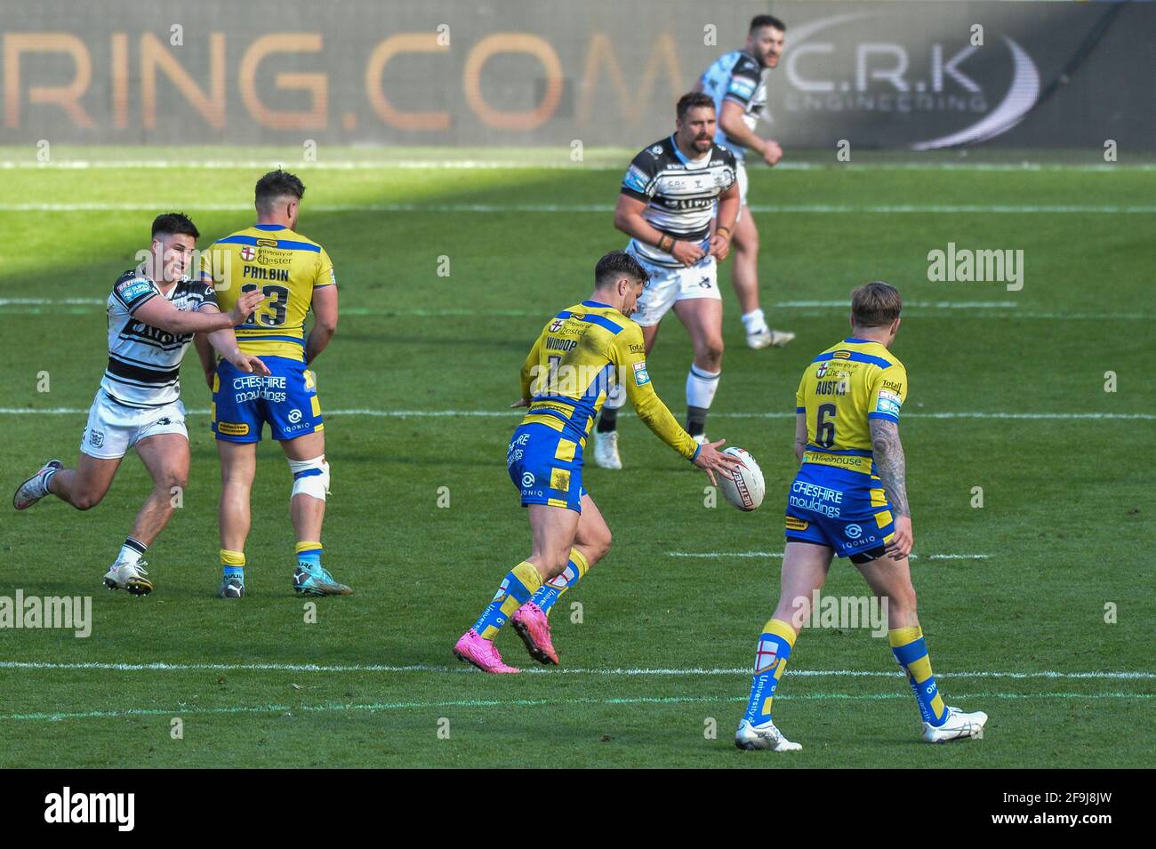 Kingston upon Hull, England - 18. April 2021 - Gareth Widop (7) von Warrington Wolves scheiterte an einem Falltor, Rugby League Betfred Super League Round 3 Hull FC vs Warrington Wolves im KCOM Stadium, Kingston upon Hull, UK Dean Williams/Alamy Live News Stockfoto