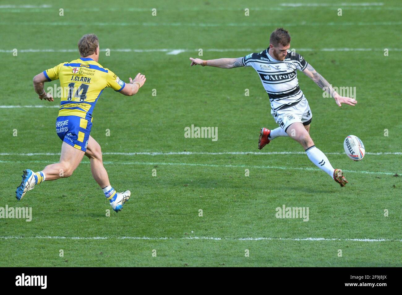 Kingston upon Hull, England - 18. April 2021 - Marc Sneyd (7) von Hull FC versagt Falltor Versuch, Rugby League Betfred Super League Runde 3 Hull FC vs Warrington Wolves im KCOM Stadium, Kingston upon Hull, UK Dean Williams/Alamy Live News Stockfoto