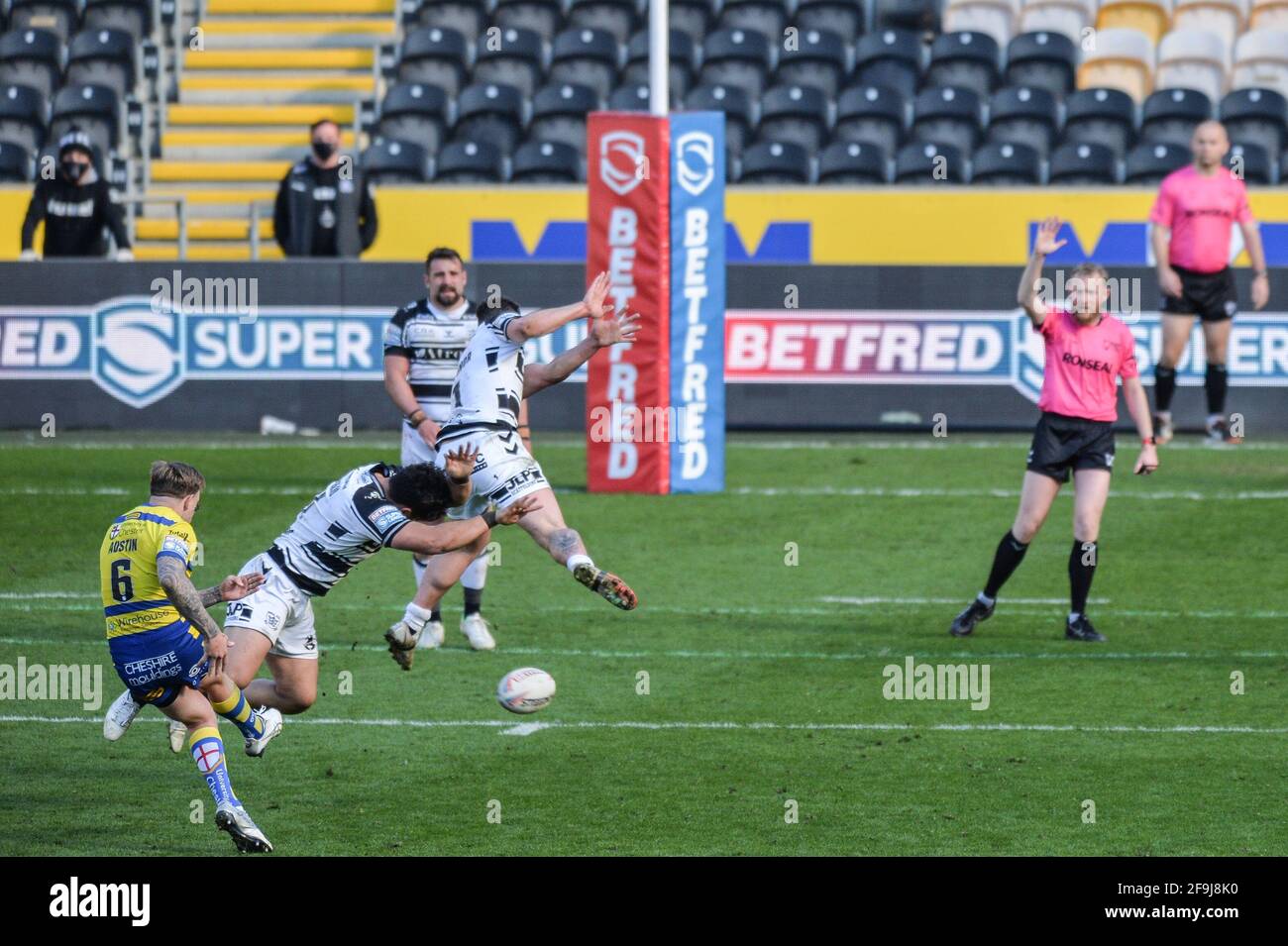 Kingston upon Hull, England - 18. April 2021 - Blake Austin (6) von Warrington Wolves scheiterte an einem Falltor, Rugby League Betfred Super League Round 3 Hull FC vs Warrington Wolves im KCOM Stadium, Kingston upon Hull, UK Dean Williams/Alamy Live News Stockfoto