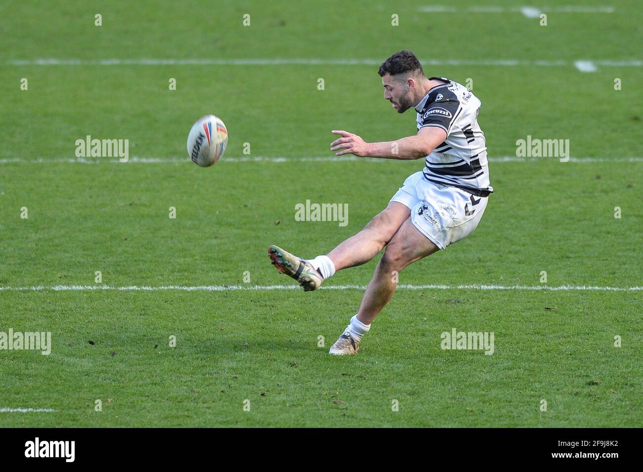 Kingston upon Hull, England - 18. April 2021 - Jake Connor (1) von Hull FC versagt Falltor Versuch, Rugby League Betfred Super League Runde 3 Hull FC vs Warrington Wolves im KCOM Stadium, Kingston upon Hull, UK Dean Williams/Alamy Live News Stockfoto
