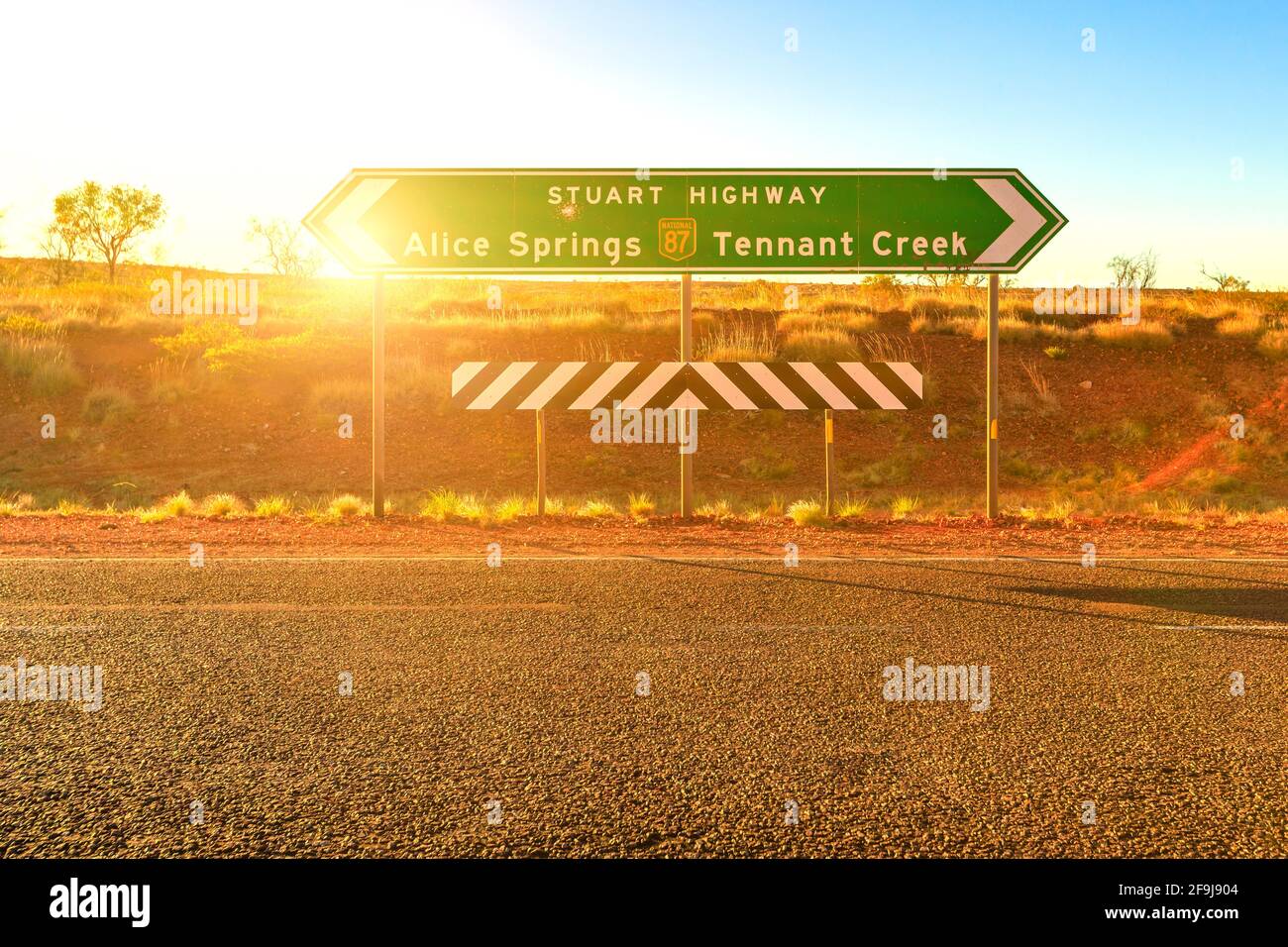 Northern Territory, Australien Outback. Schild Stuart Highway Richtung Alice Springs oder Tennant Creek. Tourismus in Zentralaustralien, Red Centre Stockfoto