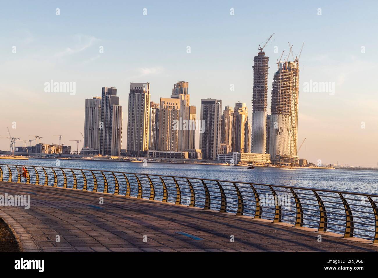 Dubai, VAE - 04.17.2021 Dubai Creek Hafenentwicklung durch EMAAR. VAE. Aufgenommen von der Stadtseite des Dubai Festivals. Stockfoto
