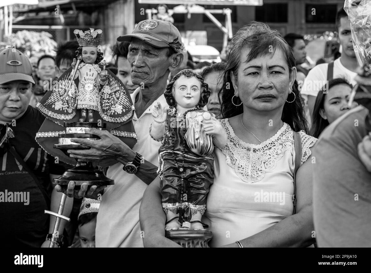 Die Einheimischen Warten Mit Ihren Santo Nino Statuen Auf Die Fluvial Prozession, Das Dinagyang Festival, Iloilo, Die Philippinen. Stockfoto