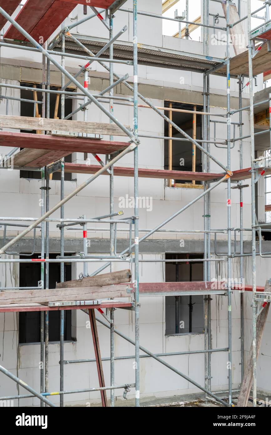Neubau mit Gerüst Stockfoto