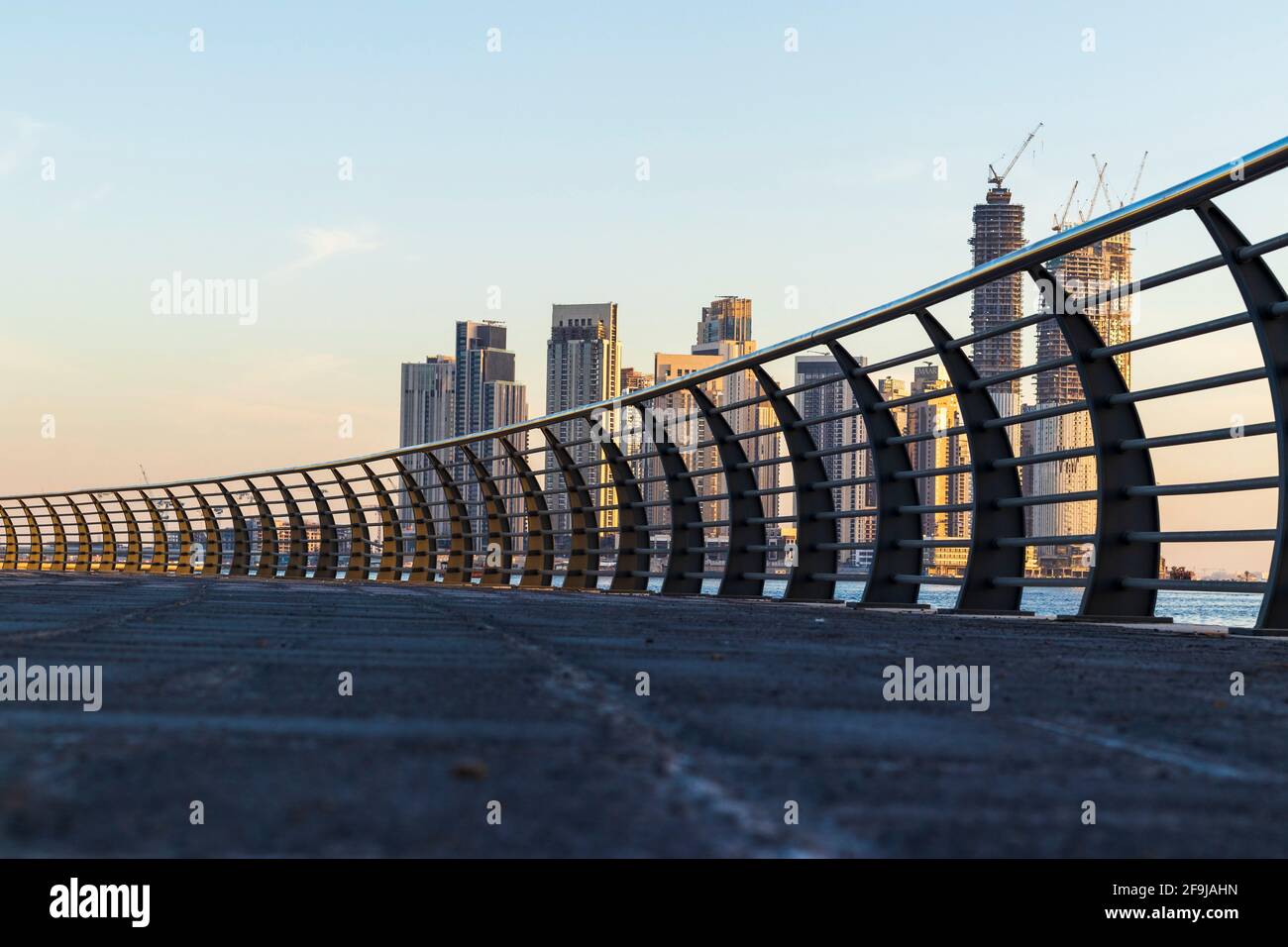 Dubai, VAE - 04.17.2021 Dubai Creek Hafenentwicklung durch EMAAR. VAE. Aufgenommen von der Stadtseite des Dubai Festivals. Stockfoto