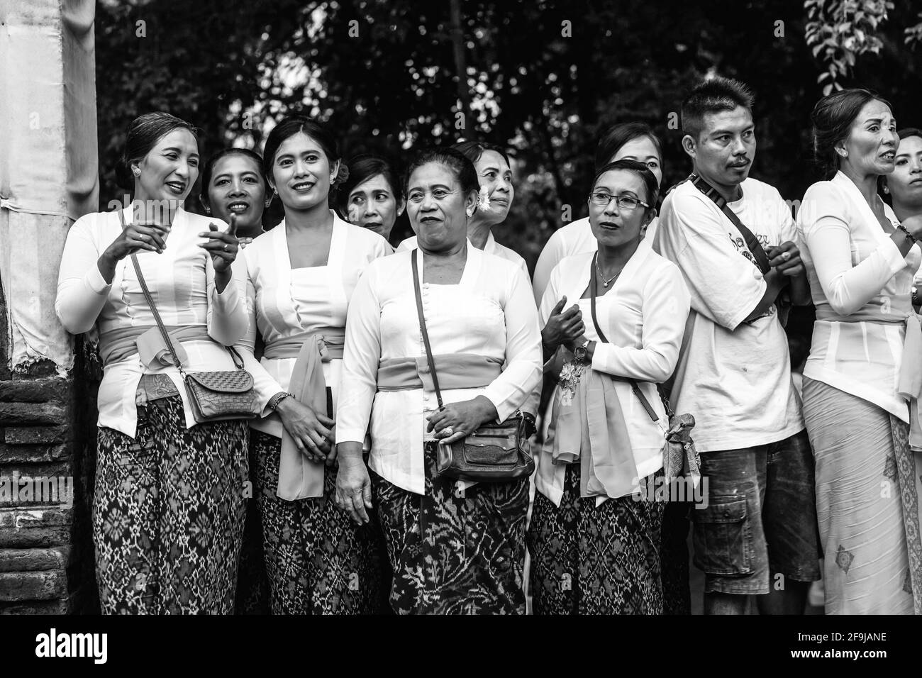 Eine Gruppe balinesischer Hindu-Frauen im traditionellen Kleid auf EINEM Hindu-Festival, dem Wassertempel von Tyrta Empul, Bali, Indonesien. Stockfoto