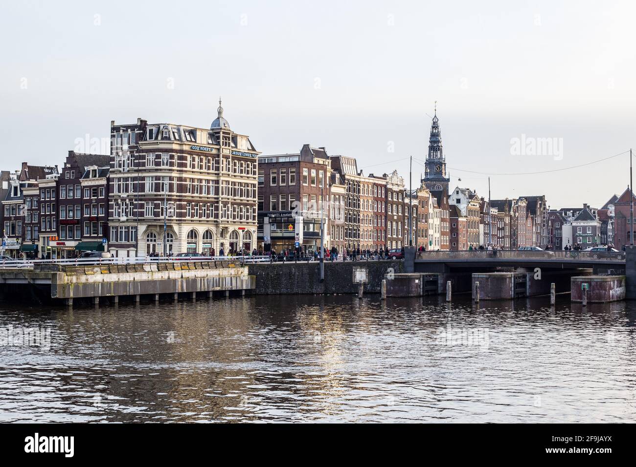 Amsterdam, Niederlande - 11. März 2017: Blick auf die traditionellen bunten Gebäude iund den Amsterdam Canal im Stadtzentrum Stockfoto