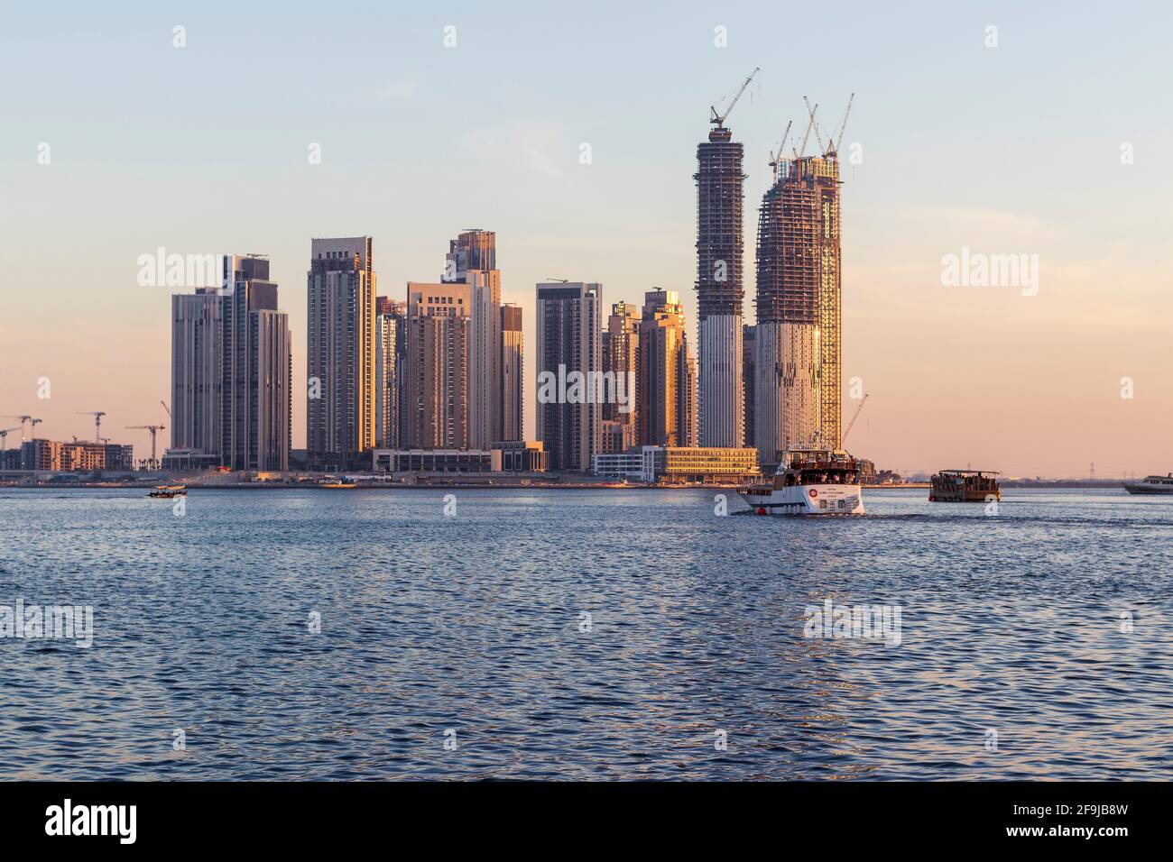 Dubai, VAE - 04.17.2021 Dubai Creek Hafenentwicklung durch EMAAR. VAE. Aufgenommen von der Stadtseite des Dubai Festivals. Stockfoto