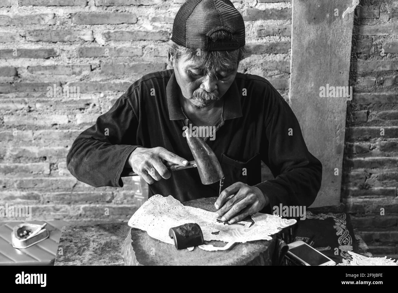 Ein traditioneller Leder-Schatten-Puppenspieler, Yogyakarta, Java, Indonesien. Stockfoto