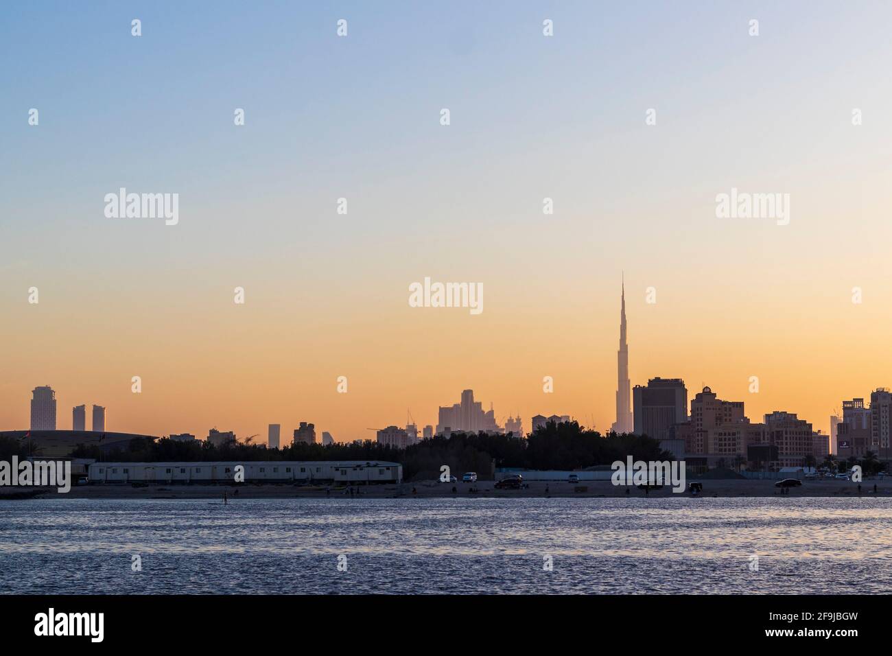 Dubai, VAE - 04.17.2021 Al Jadaf in Dubai mit dem höchsten Gebäude der Welt Burj Khalifa im Hintergrund Stockfoto