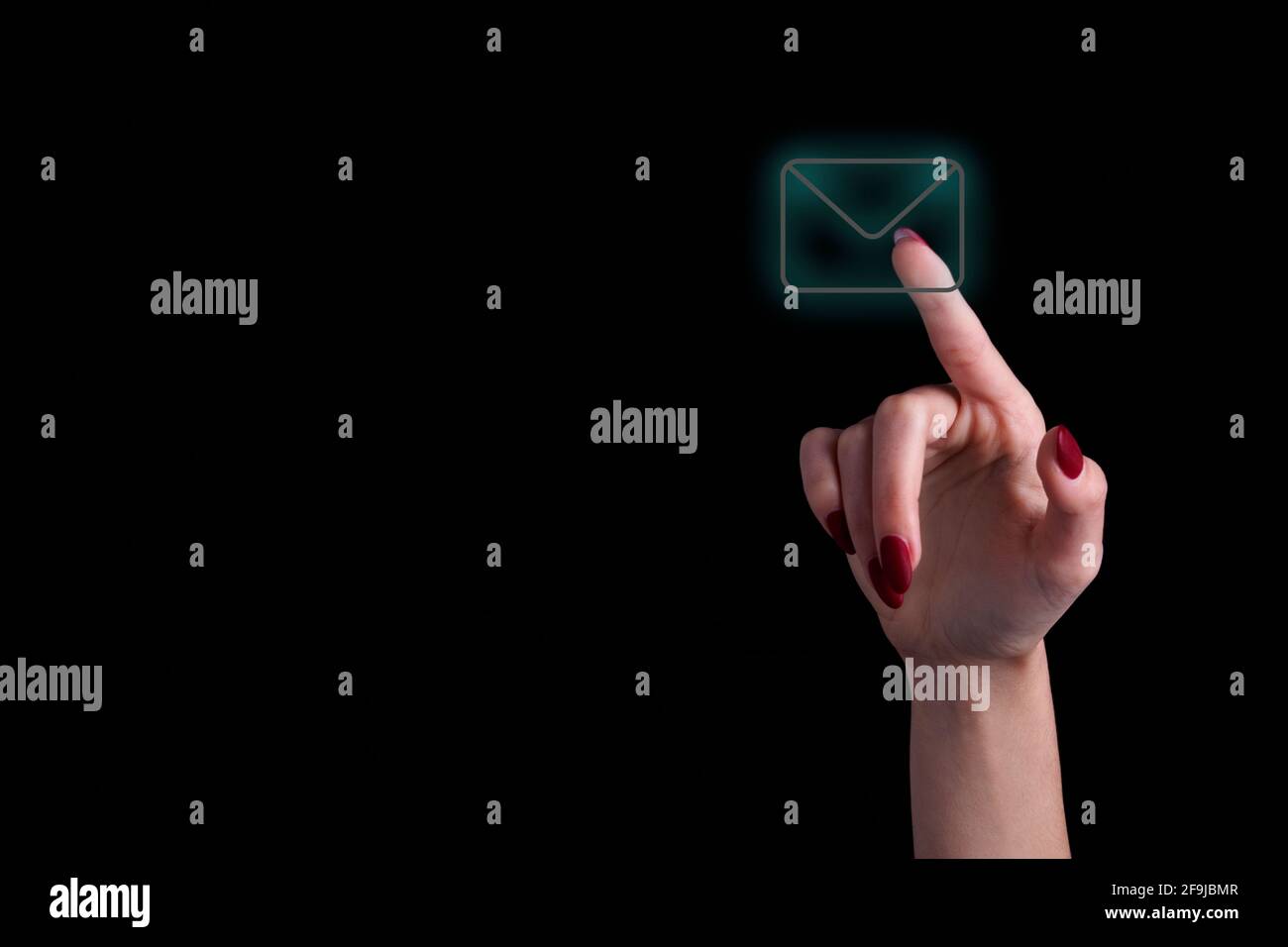 Weibliche Finger berühren E-Mail-Symbol Stockfoto