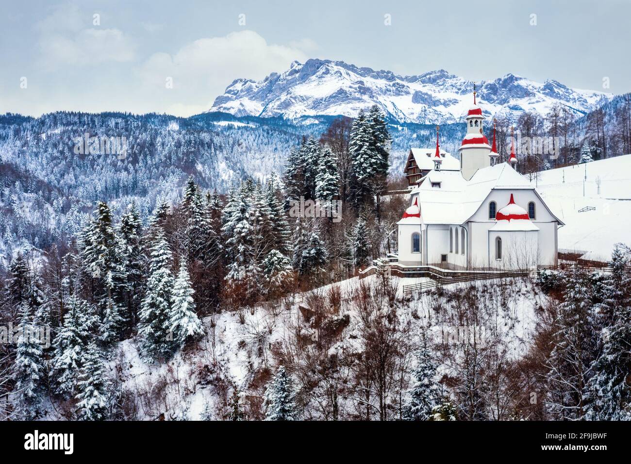 Die Kirche Hergiswald hoch in den schweizer Alpen, Luzern, Schweiz, ist ein berühmter religiöser Wallfahrtsort Stockfoto