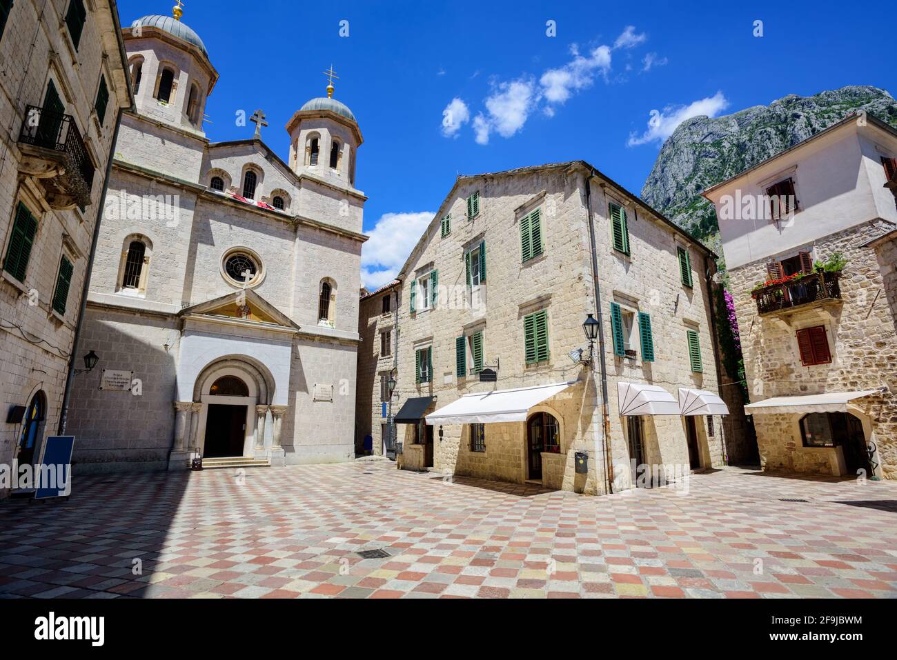 St. Nicolas Kirche auf dem Hauptplatz in der historischen Altstadt von Kotor, Montenegro Stockfoto