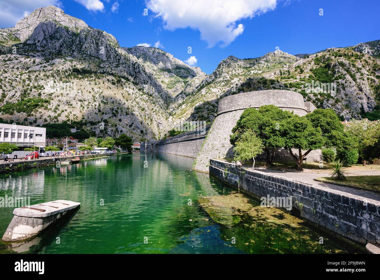 Alte Verteidigungsmauern aus Stein und der Wassergraben der Stadt Kotor, Balkangebirge, Montenegro Stockfoto