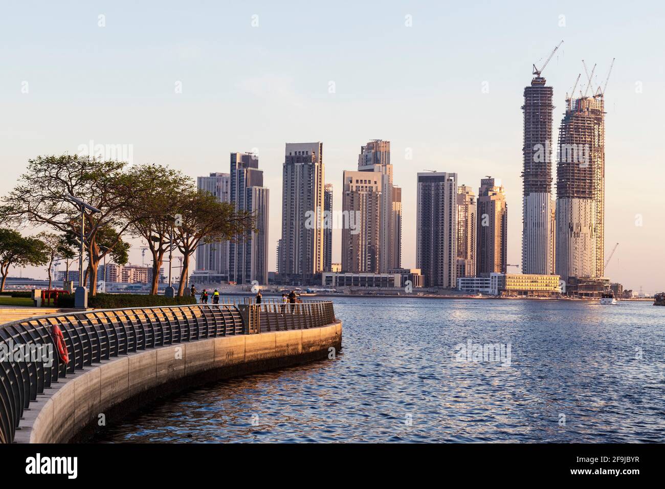 Dubai, VAE - 04.17.2021 Dubai Creek Hafenentwicklung durch EMAAR. VAE. Aufgenommen von der Stadtseite des Dubai Festivals. Stockfoto