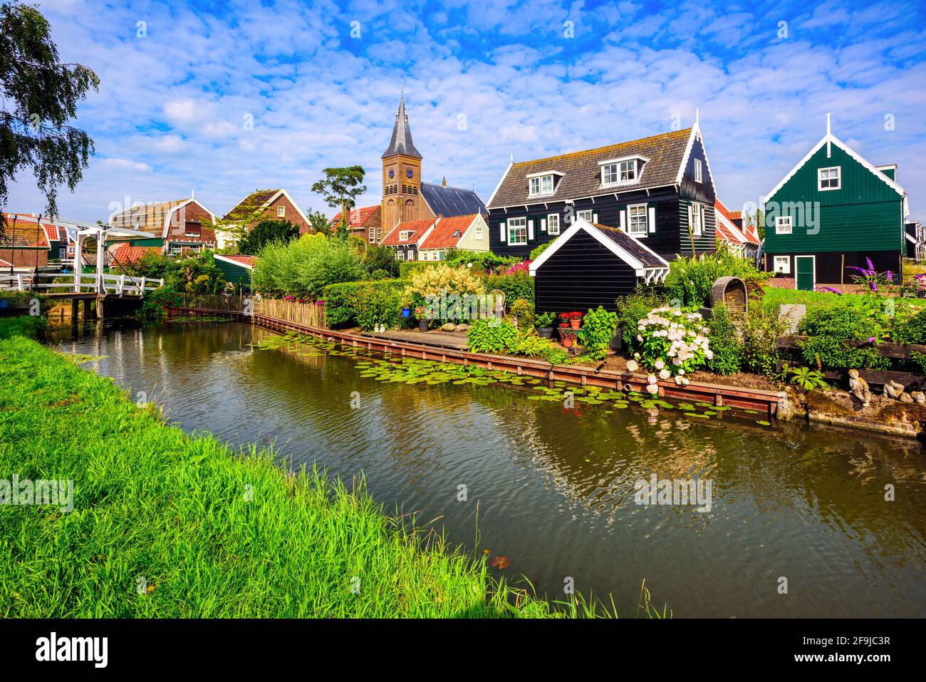 Marken, historisches Dorf am Markermeer-See, Nordholland, Niederlande, berühmt für seine traditionellen niederländischen Holzhäuser, ist ein beliebter Tourist destin Stockfoto