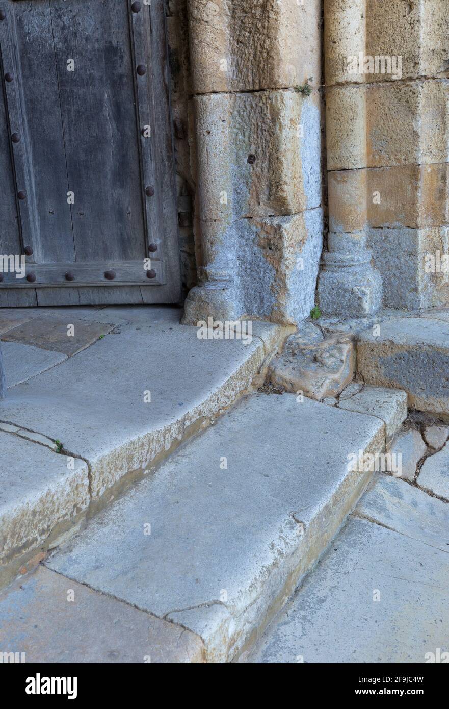 Gut abgenutzte Stufen führen hinauf zum Haupteingang der Abteikirche in Saint-Amand-de-Coly, Dordogne, Frankreich Stockfoto