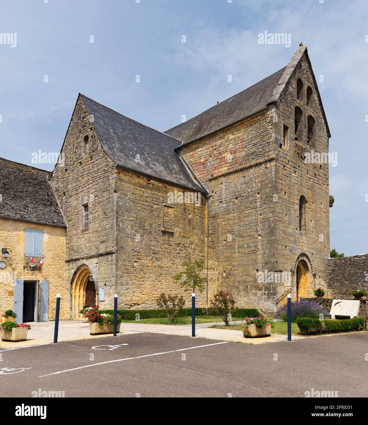 Die Dorfkirche und das angrenzende Rathaus in Paulin, in der Dordogne, Frankreich Stockfoto