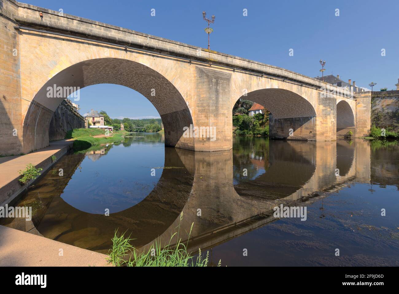 Eine alte Steinbrücke über den Fluss Vézère und seine Spiegelung in Montignac, Dordogne, Frankreich Stockfoto