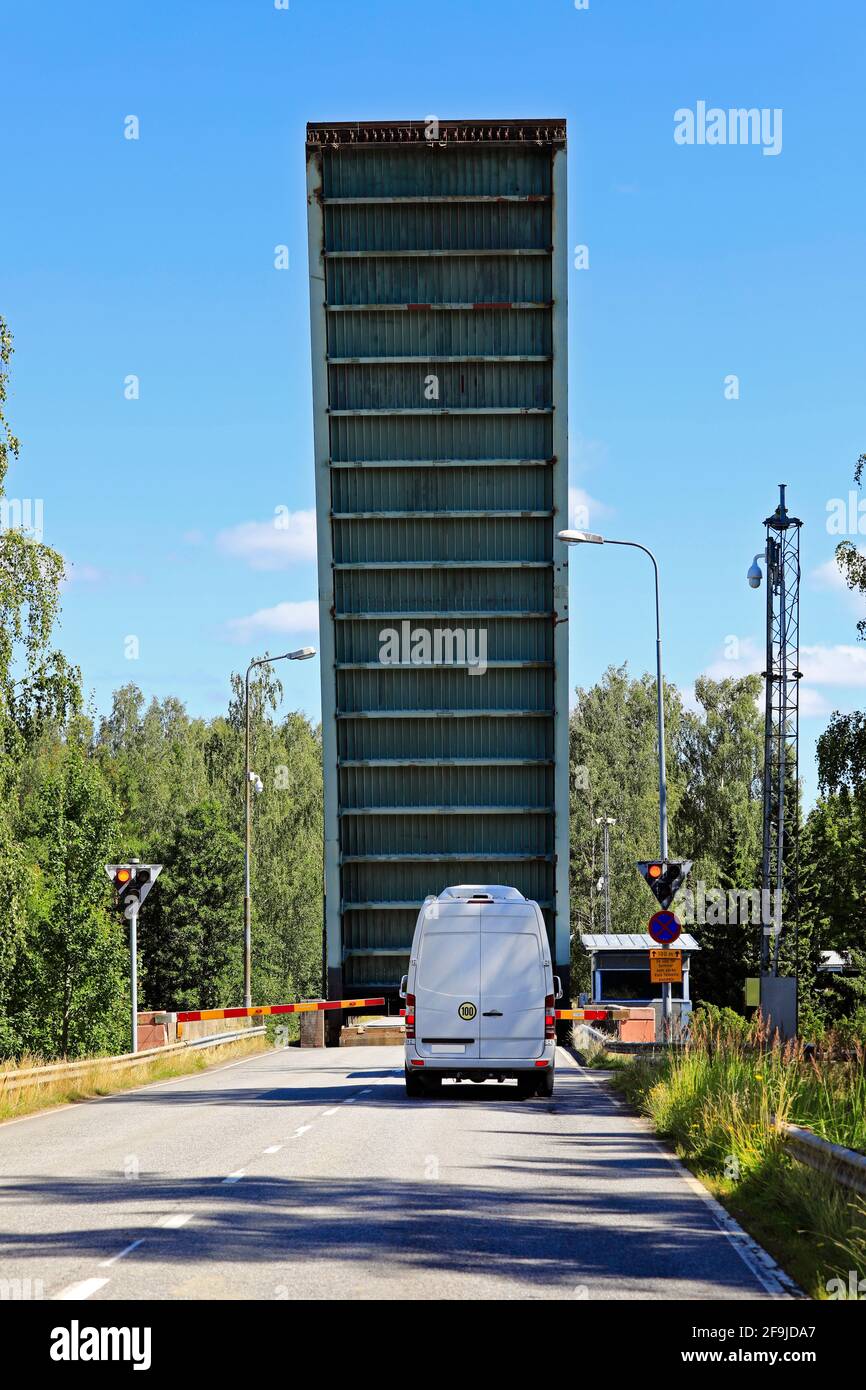 Erhöhte Liftbrücke mit einem Lieferwagen am Strömma-Kanal. Der Strömma-Kanal liegt an der Grenze der Gemeinden Kimitoön und Salo, Finnland. Stockfoto