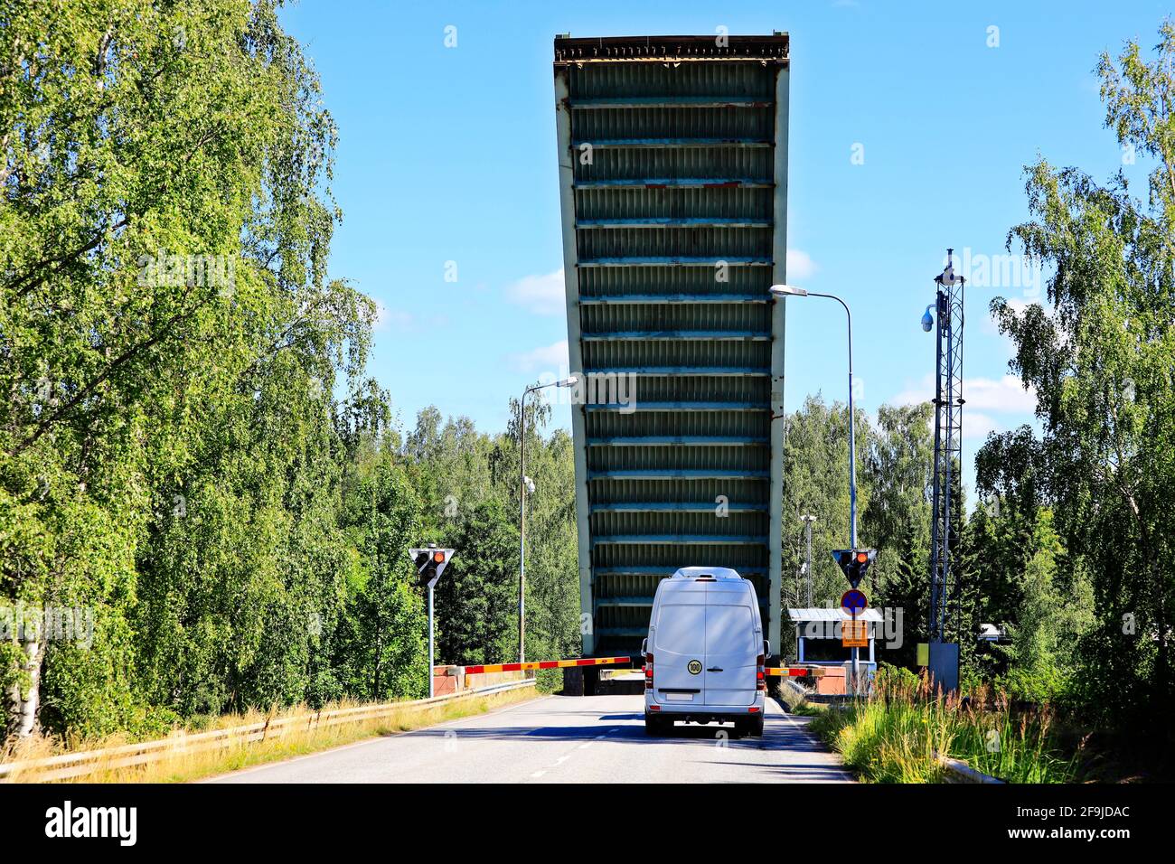 Erhöhte Liftbrücke mit einem Lieferwagen am Strömma-Kanal. Der Strömma-Kanal liegt an der Grenze der Gemeinden Kimitoön und Salo, Finnland. Stockfoto