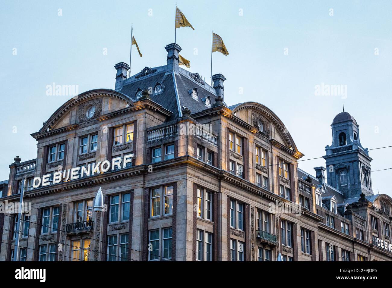 Amsterdam, Niederlande - 17. März 2017: Blick auf das Einkaufszentrum De Bijenkorf im Stadtzentrum von Amsterdam Stockfoto