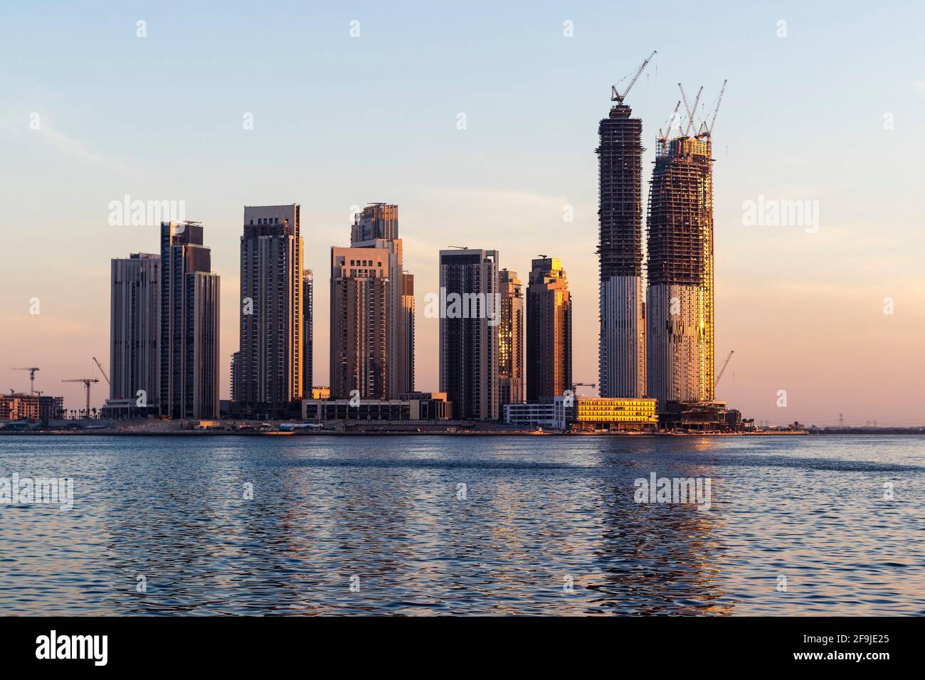 Dubai, VAE - 04.17.2021 Dubai Creek Hafenentwicklung durch EMAAR. VAE. Aufgenommen von der Stadtseite des Dubai Festivals. Stockfoto
