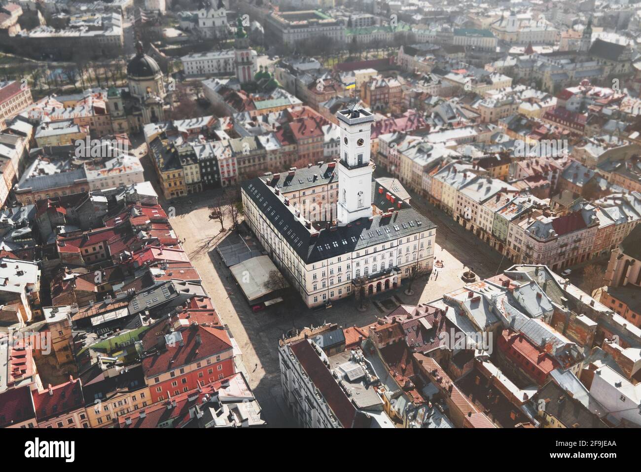 Lviv, Ukraine - 15. April 2021: Luftaufnahme des Marktplatzes in der Altstadt von Lviv, Ukraine. Rathaus und Marktplatz Stockfoto