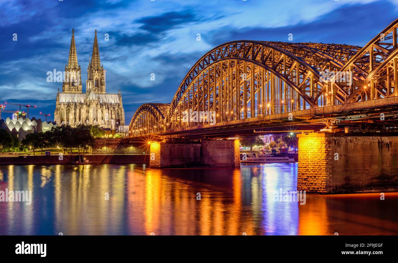 Hohenzollernbrücke und Dom in der Kölner Innenstadt im späten Abendlicht, Deutschland Stockfoto
