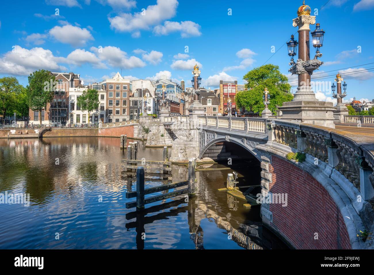 Blauwbrug oder Blaue Brücke, die historische Brücke über den Fluss Amstel in Amsterdam Stockfoto