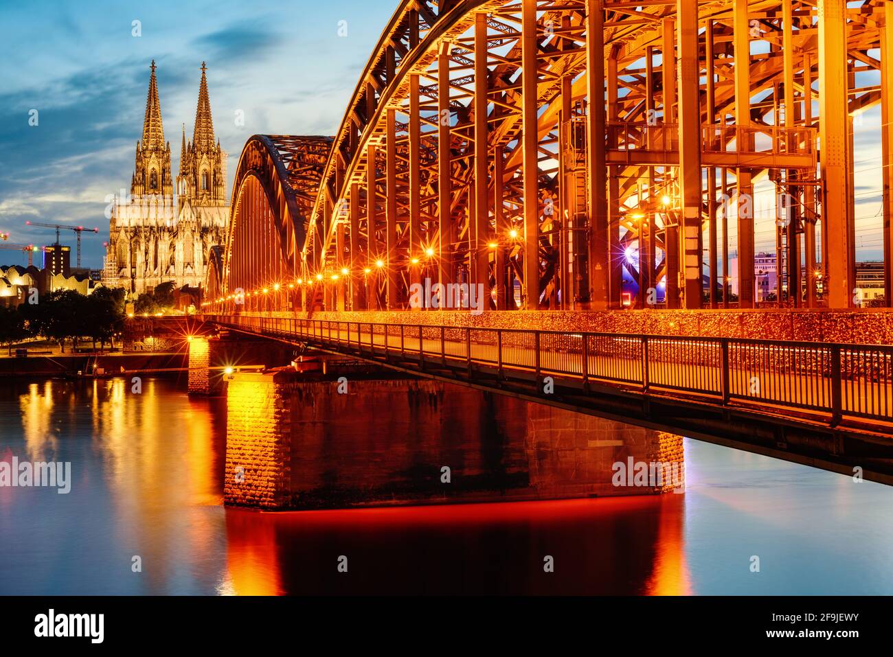 Hohenzollernbrücke und Dom in der Kölner Innenstadt Stockfoto