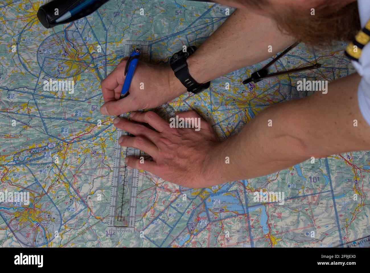 Pilot berechnet seine Navigationsroute auf einer tatsächlichen Karte 25.3.2021 Stockfoto