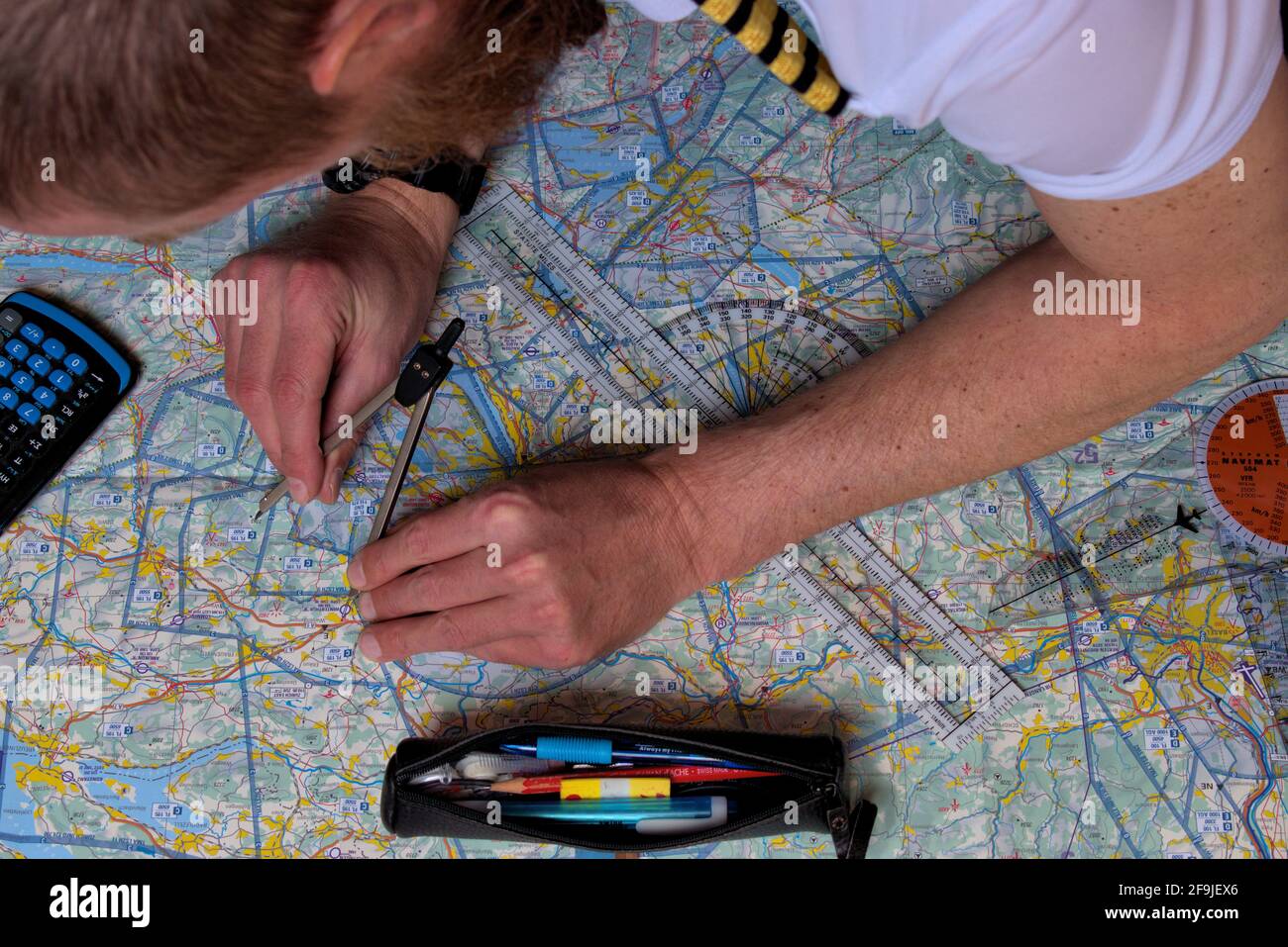 Pilot berechnet seine Navigationsroute auf einer tatsächlichen Karte 25.3.2021 Stockfoto