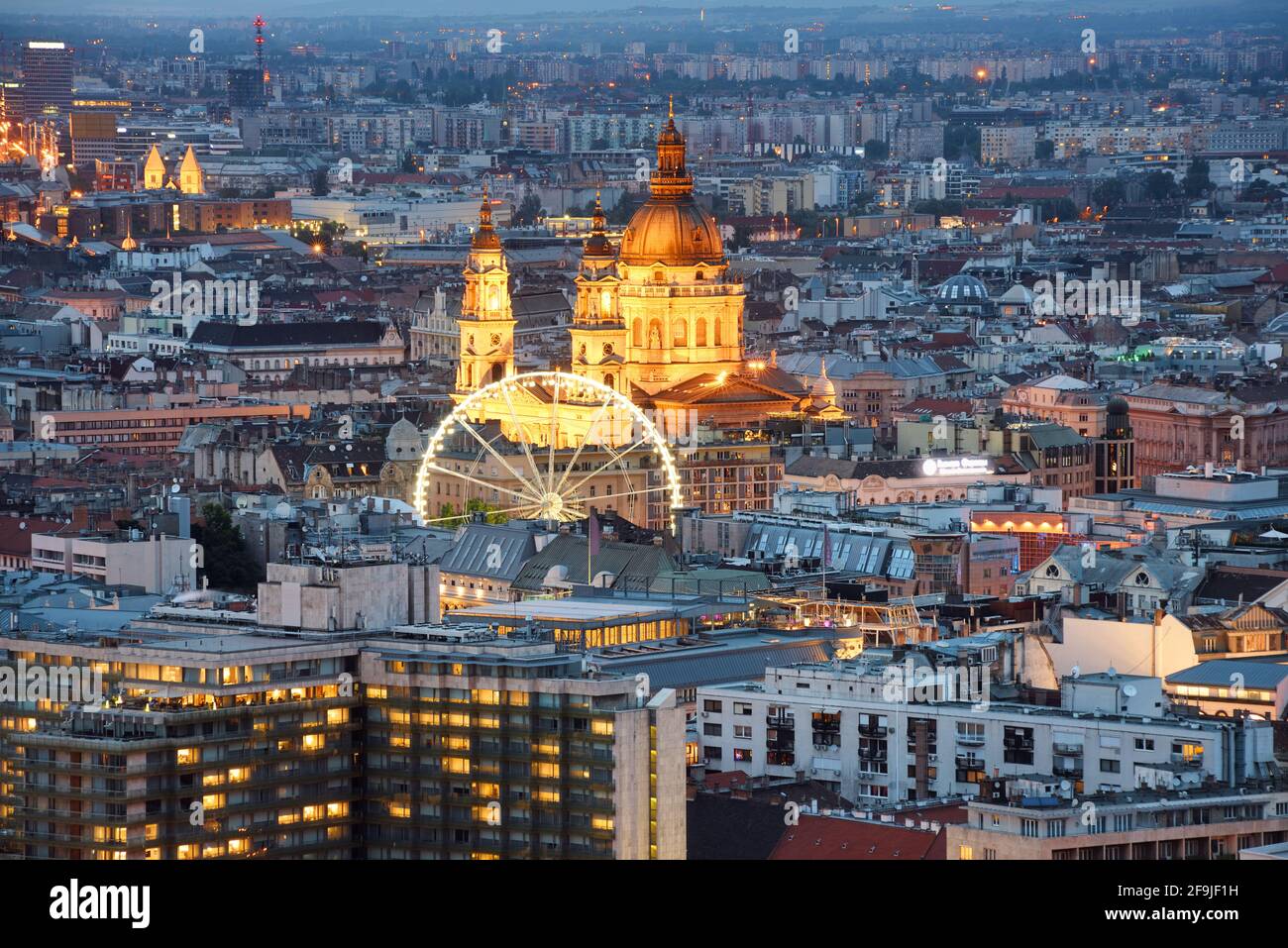 Budapester Stadtzentrum, Ungarn, mit St.-Stephans-Basilika, die am späten Abend beleuchtet wird Stockfoto