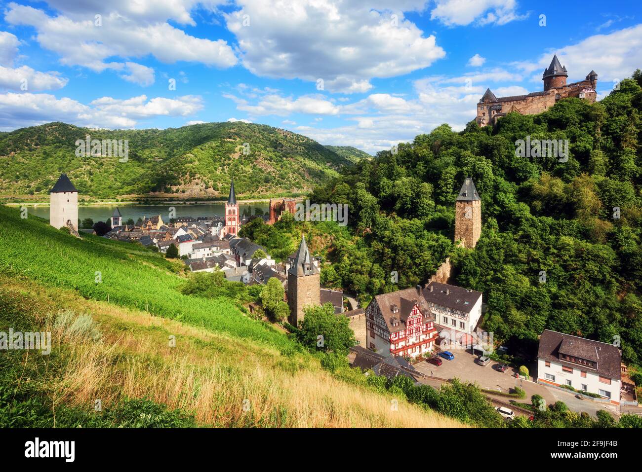 Bacharach am Rhein Stadt, Deutschland, berühmt für seine Weinberge, mittelalterlichen Türme und Schloss und romantische Lage in einem Rheintal Stockfoto