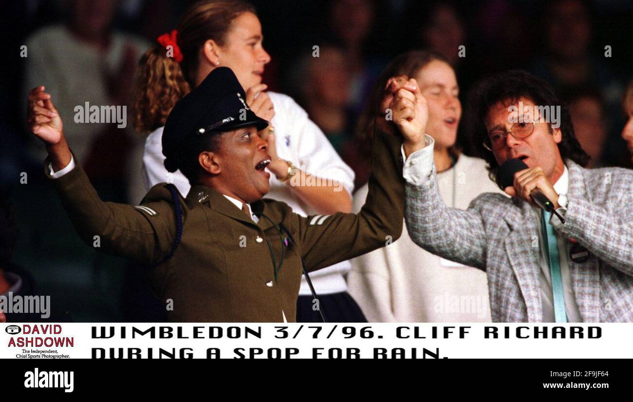 SIR CLIFF RICHARD SINGT IM REGEN BEI WIMBLEDON 1996 Stockfoto