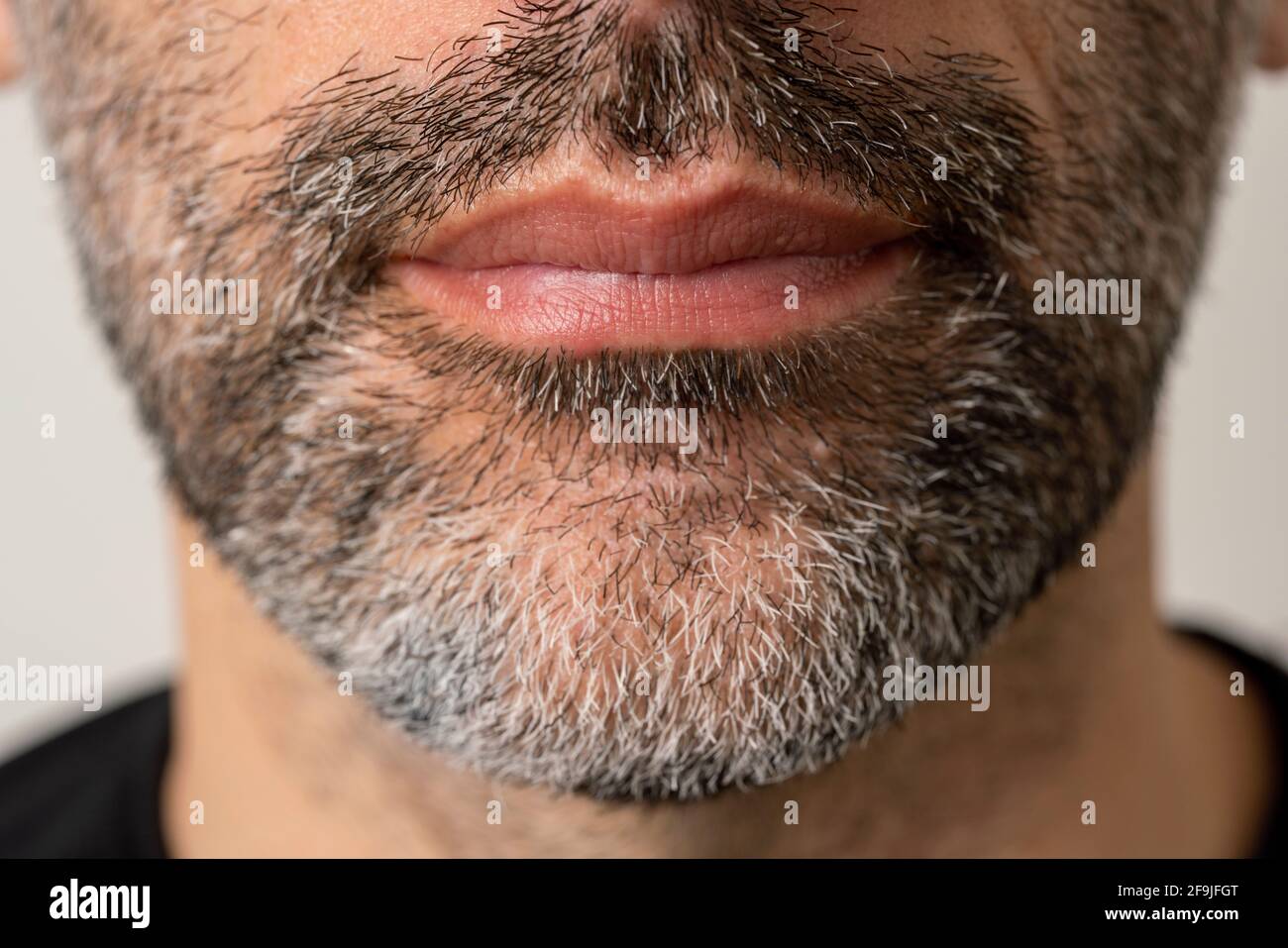 Nahaufnahme eines bärtigen Mannes mit grauem Bart Stockfoto