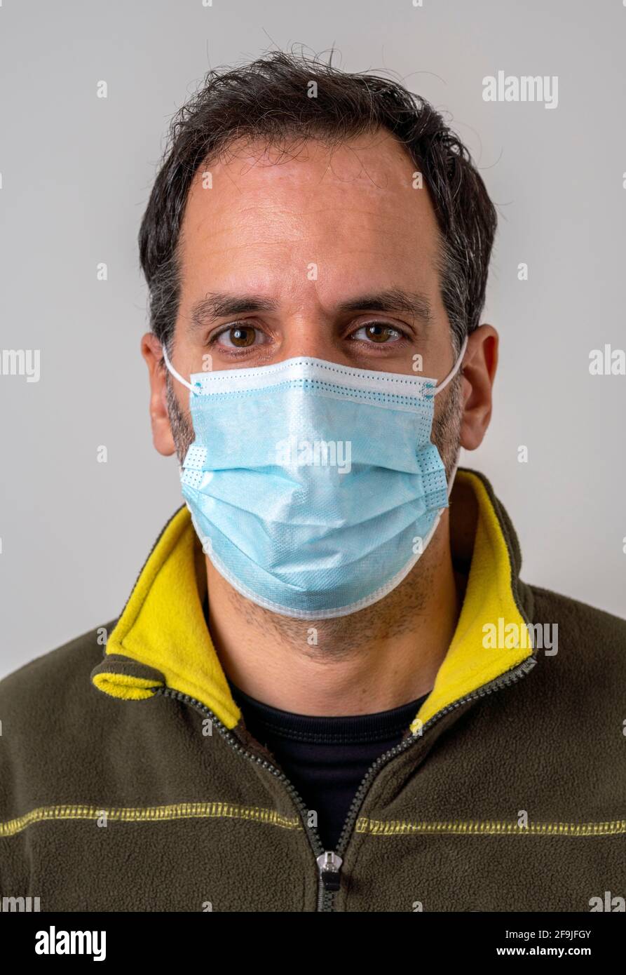 Porträt eines Mannes, der zum Schutz eine Gesichtsmaske trägt Gegen Infektionskrankheiten Stockfoto
