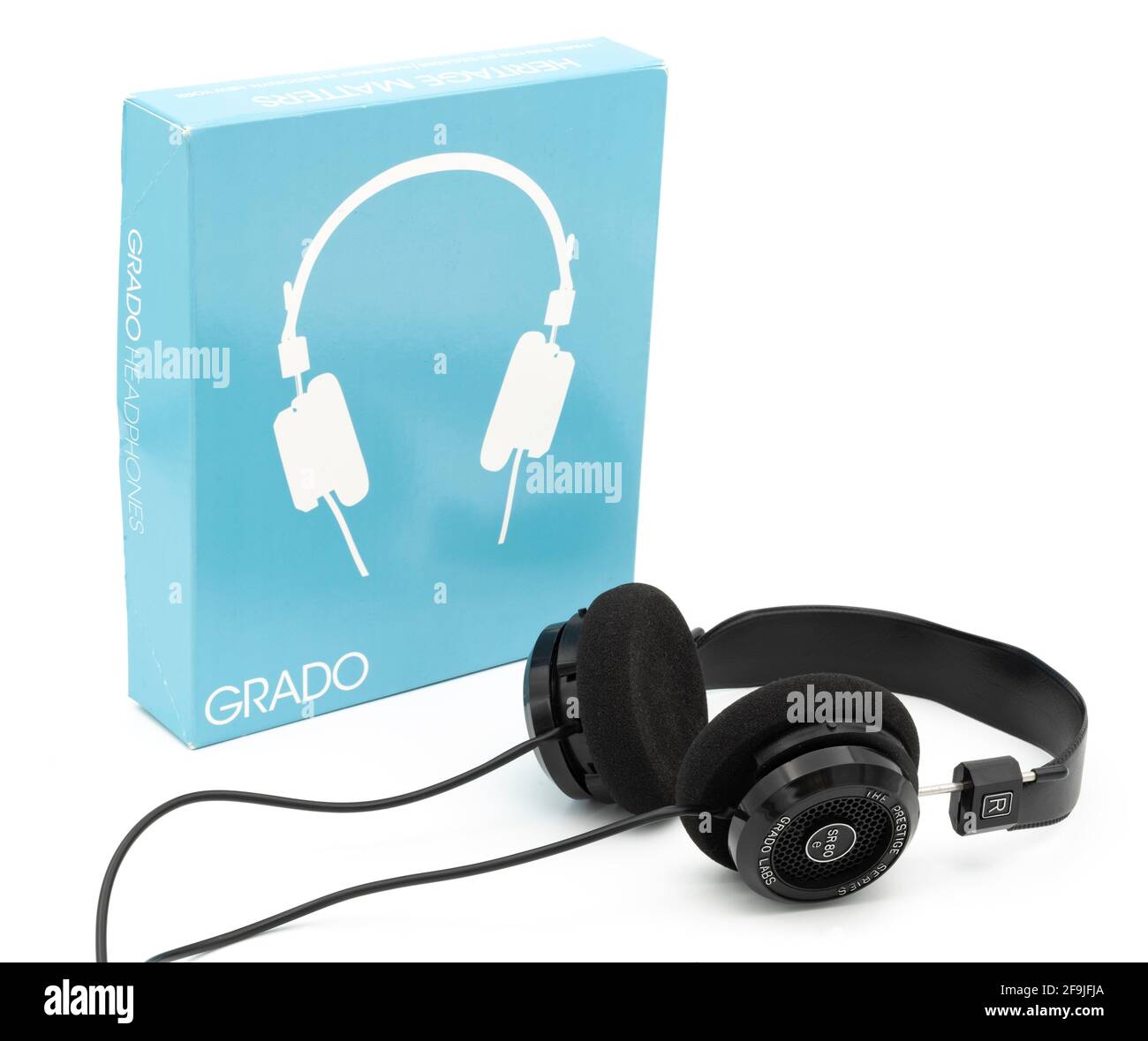Die Kopfhörer Grado Labs SR80e werden auf weißem Hintergrund isoliert ausgeschnitten Stockfoto