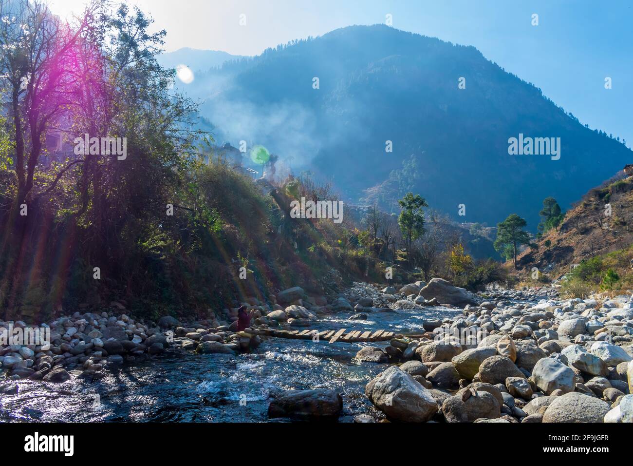 Ein Bergbach, Pekhri, Tirthan Valley, Himachal Pradesh, Indien Stockfoto