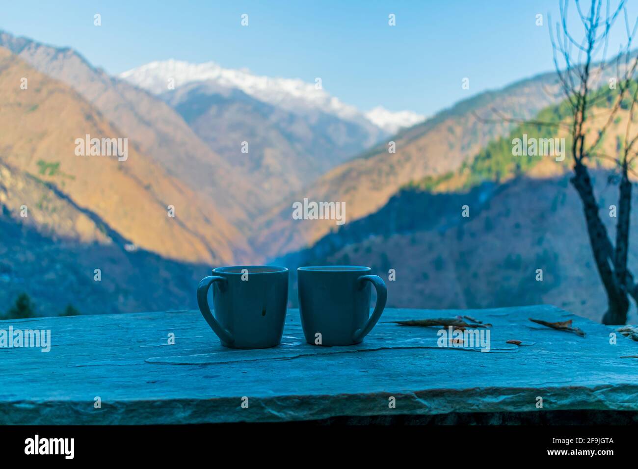 Zwei Tassen Kaffee und die schneebedeckte Bergkette, Pekhri, Himachal Pradesh, Indien Stockfoto