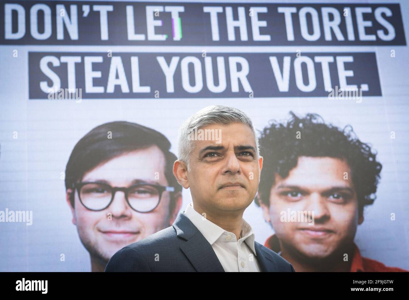 Der Bürgermeister von London, Sadiq Khan, stellt in Westminster, London, eine neue Kampagnenwerbung vor, in der die Londoner aufgefordert werden, sich vor dem Stichtag für eine Briefwahl zu registrieren, während sie sich auf dem Wahlkampfweg für die Londoner Mayoral-Wahl befinden. Bilddatum: Montag, 19. April 2021. Stockfoto