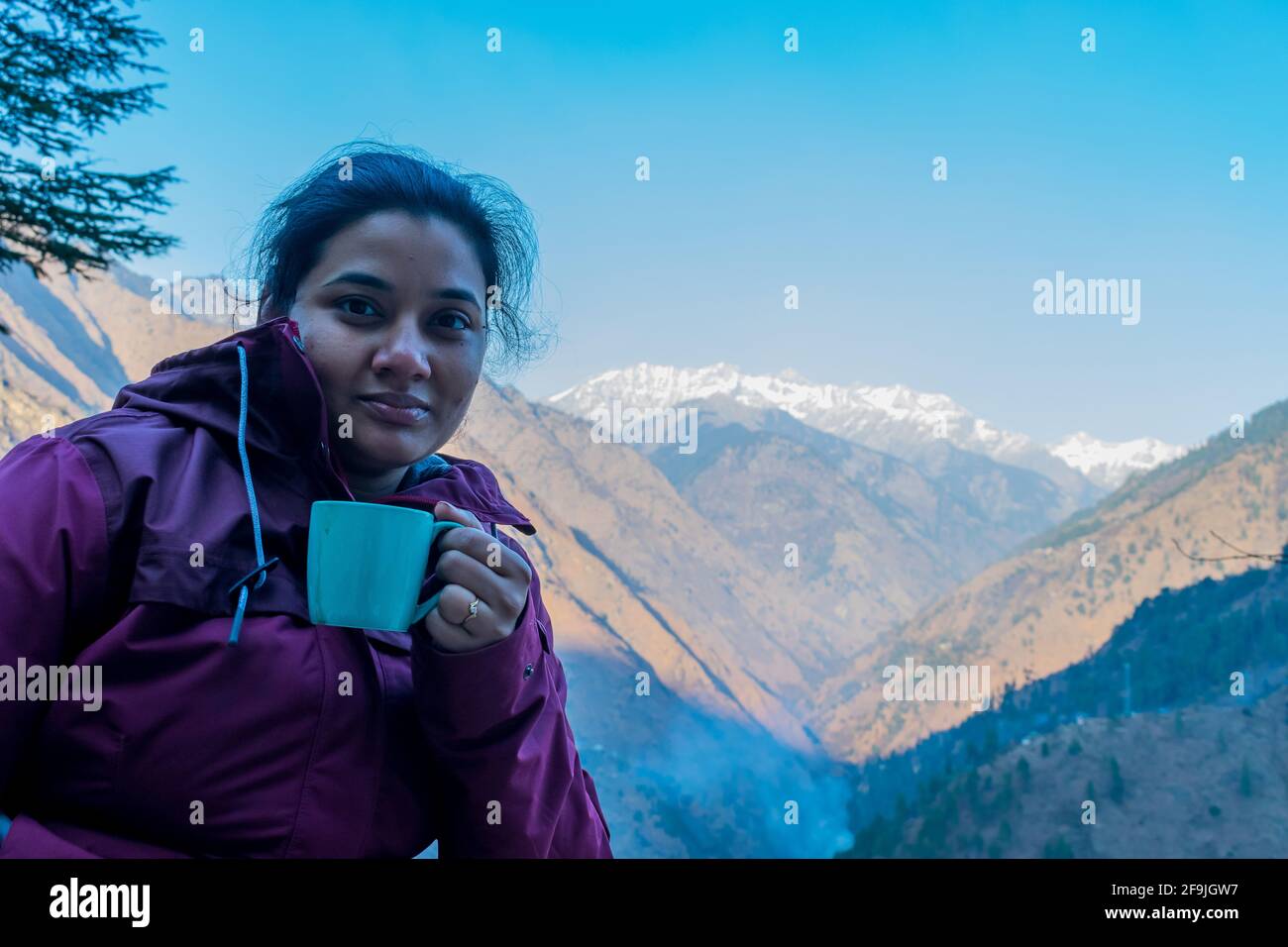 Eine Tasse Kaffee und die schneebedeckte Bergkette, Pekhri, Himachal Pradesh, Indien Stockfoto