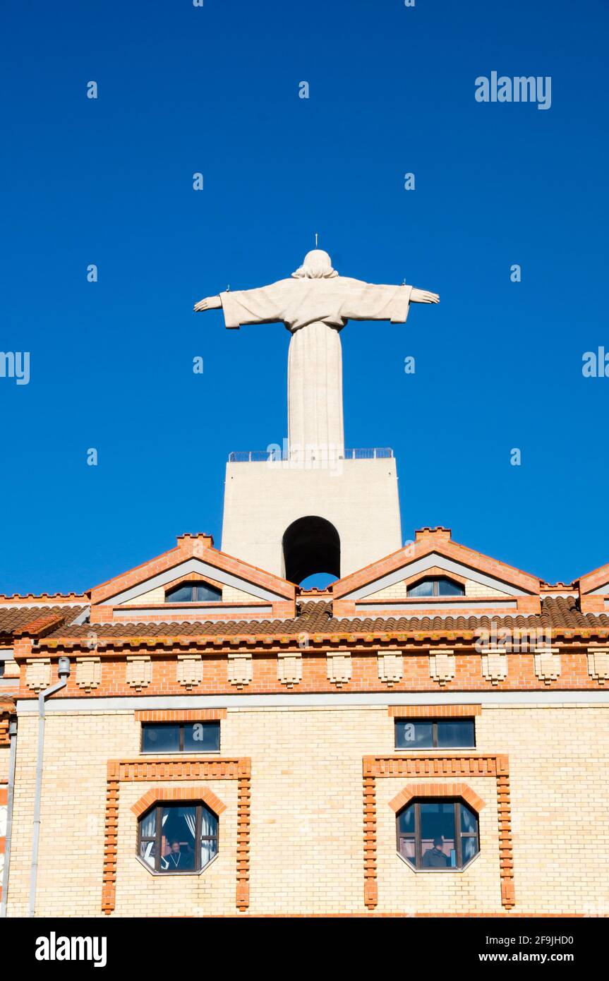 Vertikale Aufnahme des Heiligtums Christi des Königs in Lissabon, Portugal Stockfoto