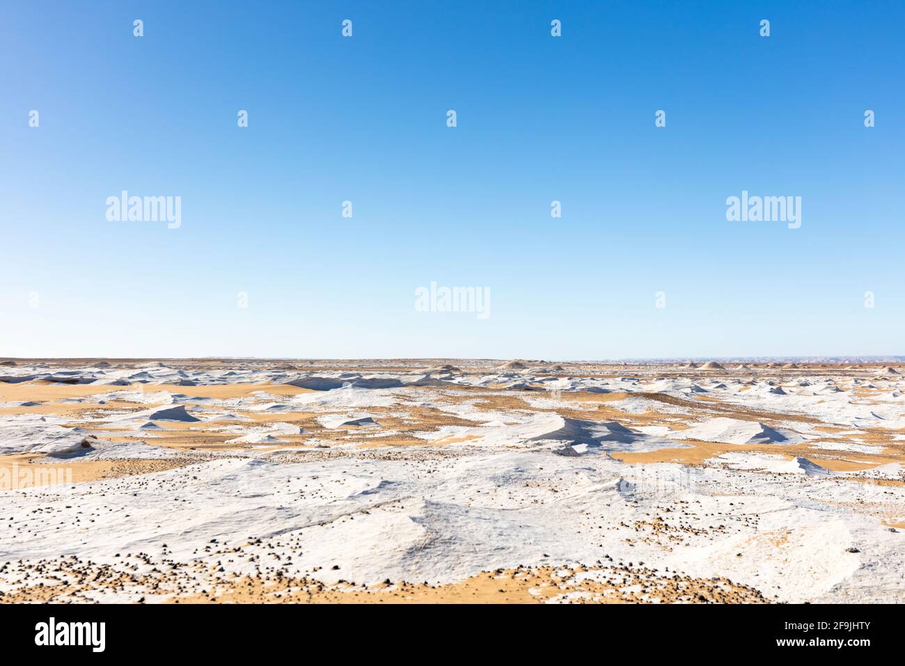 Perfekte White Desert Landschaft auf dem blauen Himmel Hintergrund. Stockfoto