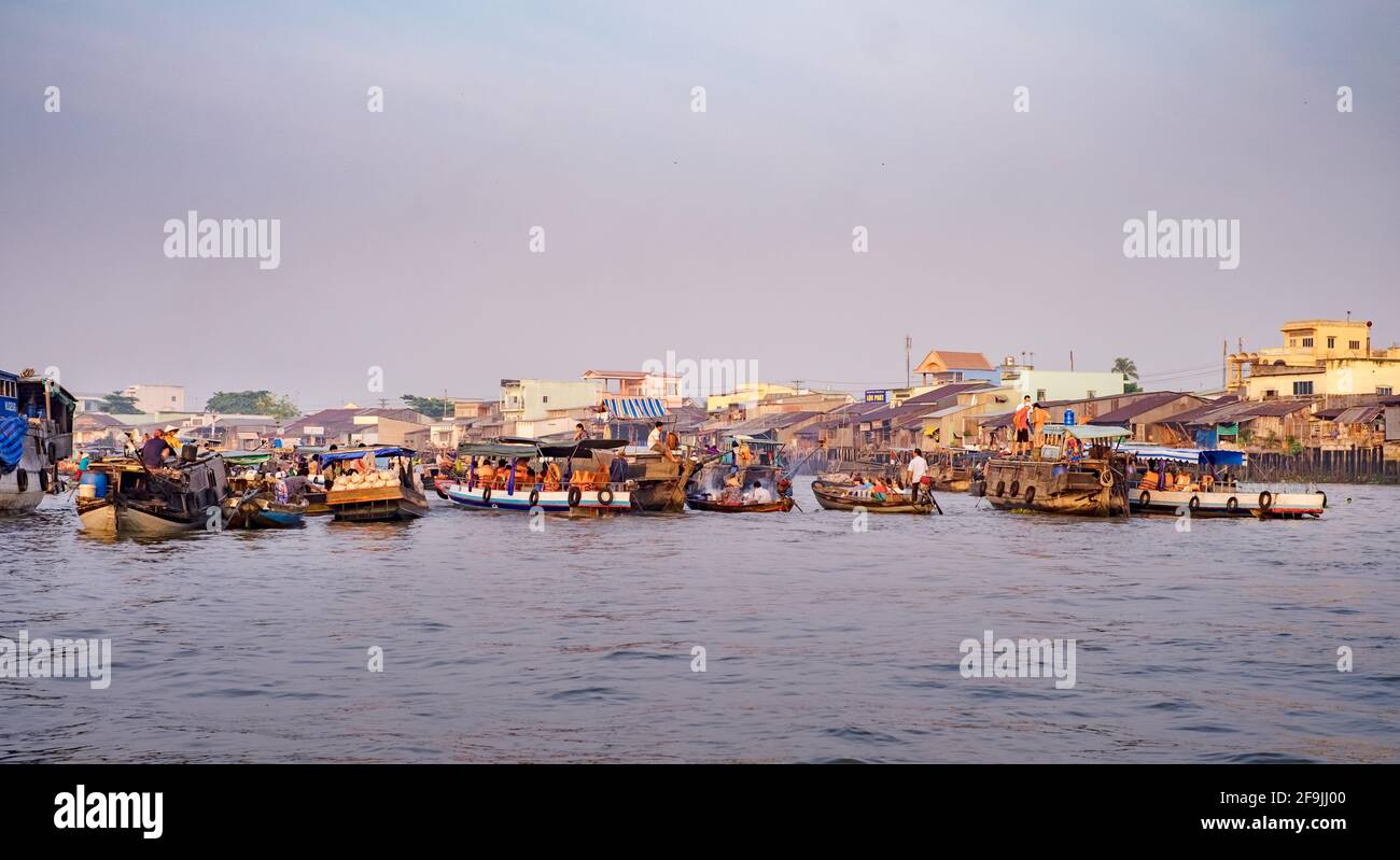 Can Tho, Vietnam - 2. April 2016: Hausboot auf dem schwimmenden Markt Cai Rang im Mekong Delta. Das Leben der Asiaten auf dem Wasser. Stockfoto